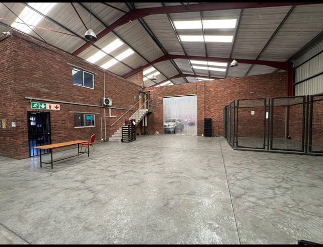 1,625M² WAREHOUSE FOR SALE IN RAND LEASE